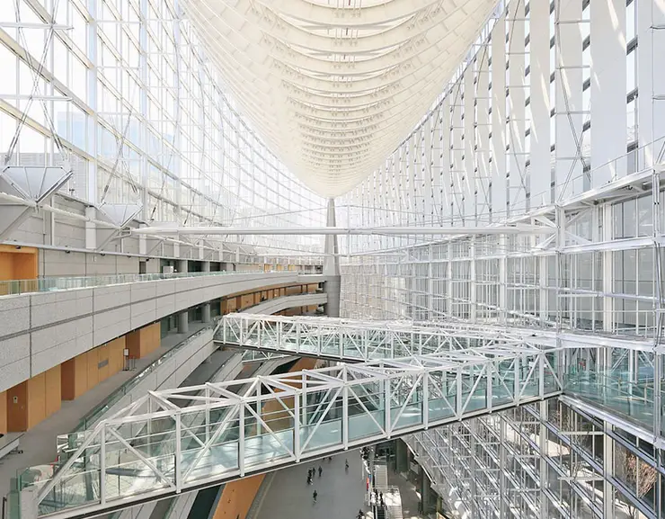도쿄 국제 포럼 내부 - 선박의 용골을 모티브로 한 트러스 구조