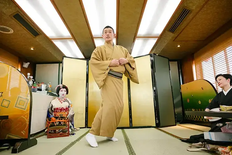 비좁은 골목길 사이로 에도의 활기를 전하는 아사쿠사 인력거 투어