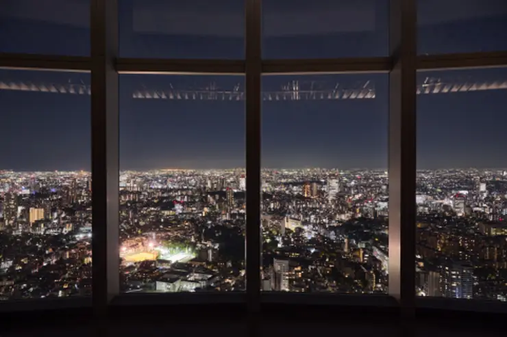 도쿄 타워가 정면으로 보이는 롯폰기 힐즈 전망대의 환상적인 야경