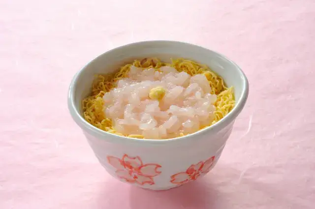 도야마만에서만 잡히는 별미, 은은한 단맛과 투명한 빛깔이 일품인 명물 시로에비(흰새우) 덮밥