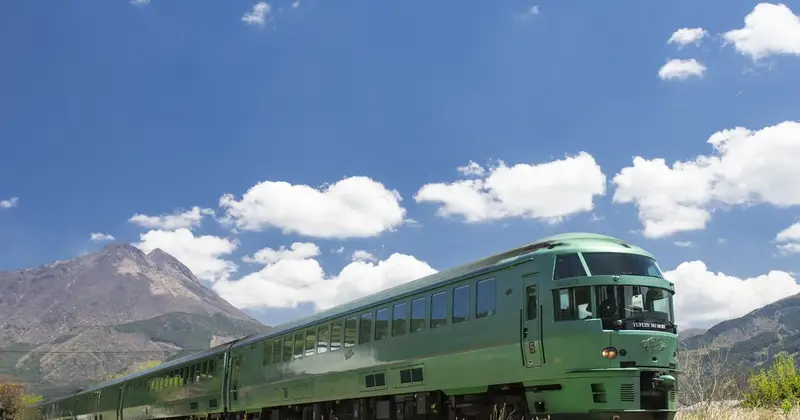 후쿠오카와 유후인을 잇는 낭만적인 관광 특급 열차 유후인노모리의 초록색 외관
