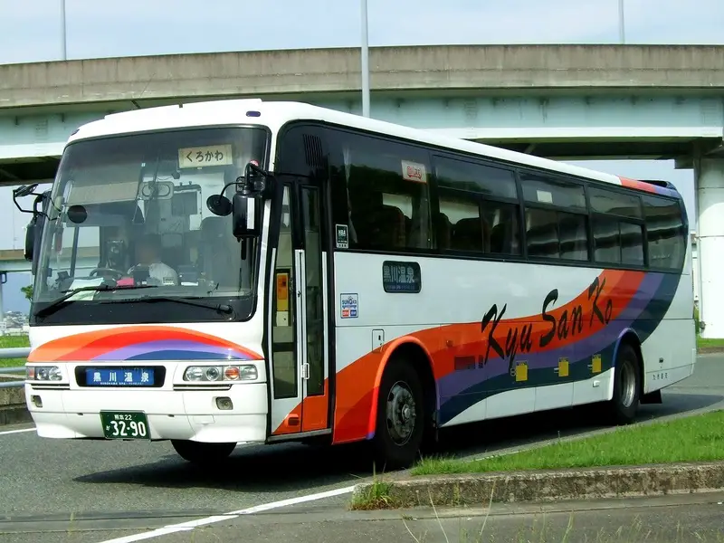 후쿠오카 텐진 및 하카타에서 출발하는 유후인행 직행 고속버스 유후인호 외관