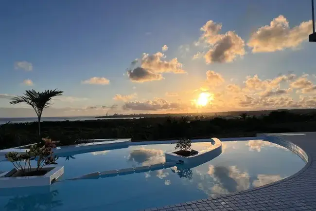 이시가키 힐스 풀사이드 휴식 공간