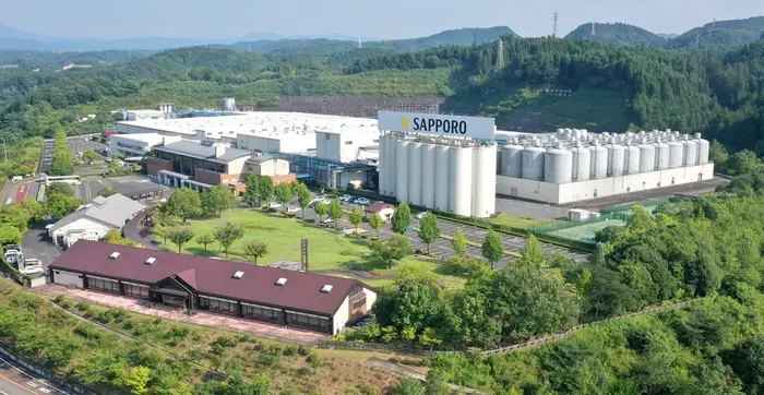 삿포로 맥주 히타 공장 견학 시설 외관과 주변 산업 단지 전경